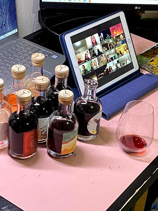 학교 학부모들이 기부를 위해 참가한 온라인 와인 시음회